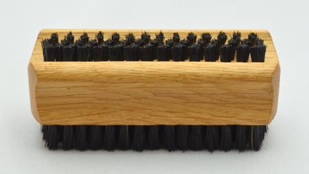 Handwaschbürste und Nagelbürste Buchenholz mit Griffmulde. 6 und 4 Reihen schwarze Naturborsten.